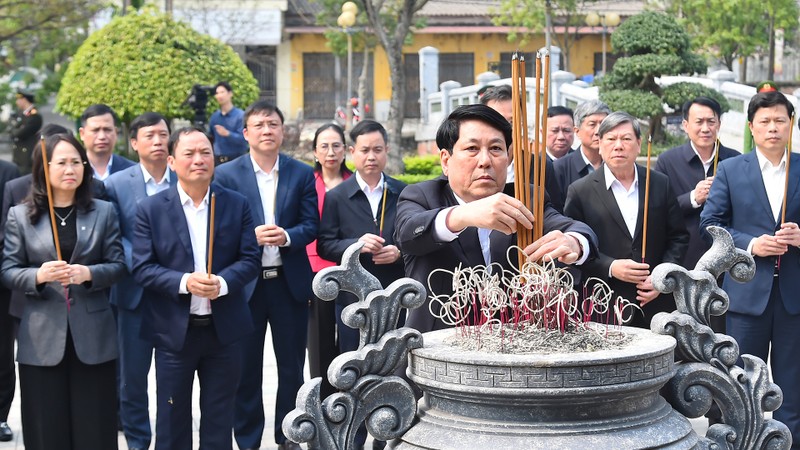 El presidente Luong Cuong y los delegados rinden tributo al extinto secretario general del PCV, Nguyen Van Linh.