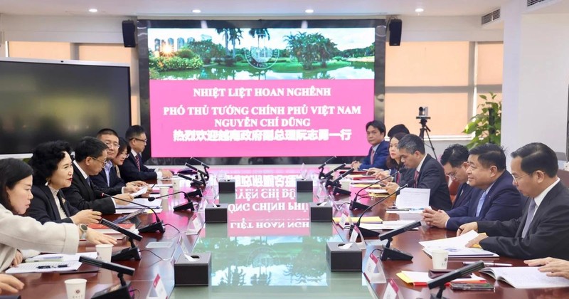 En la reunión entre el viceprimer ministro de Vietnam Nguyen Chi Dung y las autoridades de Shenzhen. (Foto: VNA)