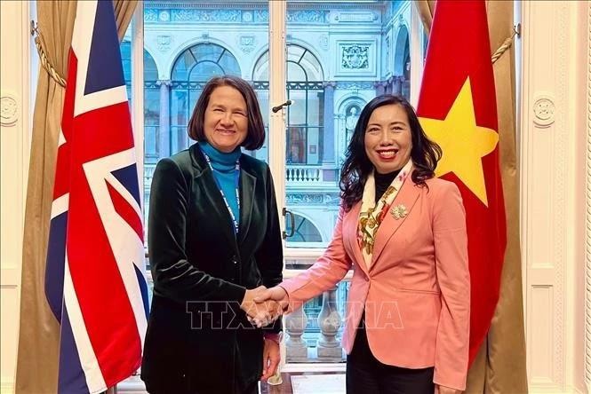 La subsecretaria parlamentaria de Estado en el Ministerio de Asuntos Exteriores, de la Mancomunidad de Naciones y de Desarrollo de Reino Unido, Catherine West, y la viceministra de Relaciones Exteriores de Vietnam, Le Thi Thu Hang. (Foto: VNA)