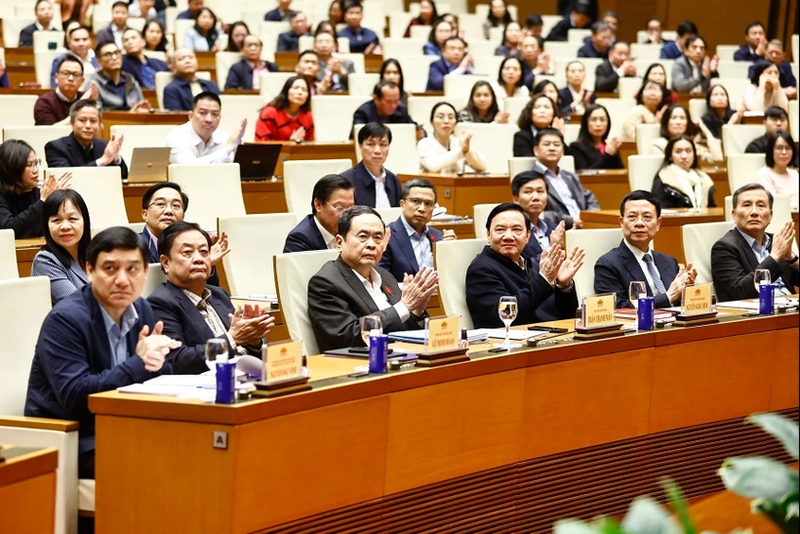 Altos funcionarios de la Asamblea Nacional en el simposio. (Foto: VNA)