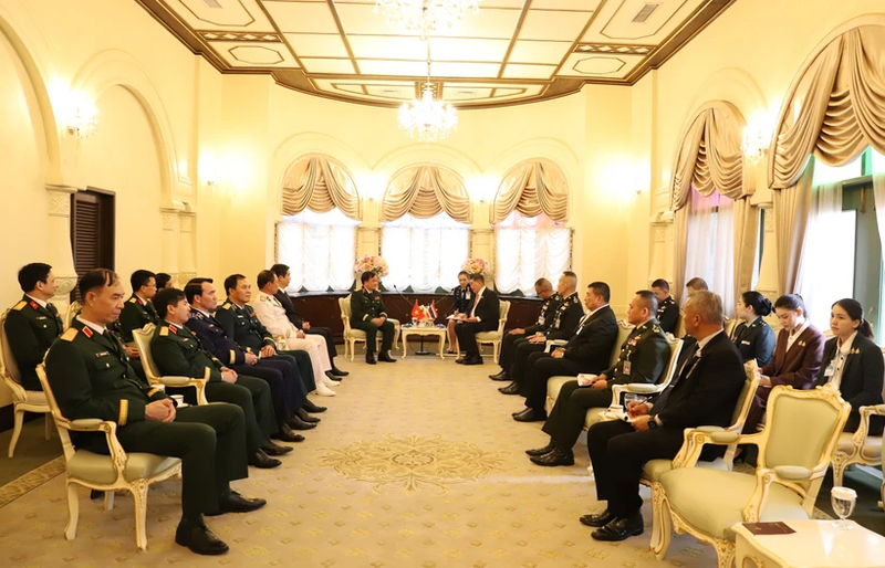 El teniente general Hoang Xuan Chien encabeza una delegación del Ministerio de Defensa Nacional de Vietnam para realizar una visita de cortesía a Phumtham Wechayachai, vicepremier y ministro de Defensa de Tailandia. (Foto: VNA)