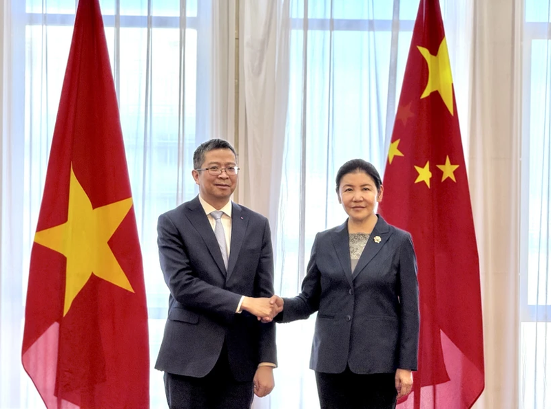 El embajador de Vietnam en Pekín, Pham Thanh Binh y la ministra de Justicia de China, He Rong. (Foto: VNA)