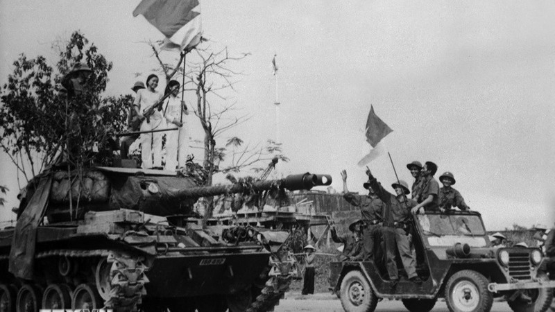 Los tanques enemigos en la ciudad de Hue fueron capturados por el Ejército de Liberación y las Fuerzas de Autodefensa. (Foto: VNA)