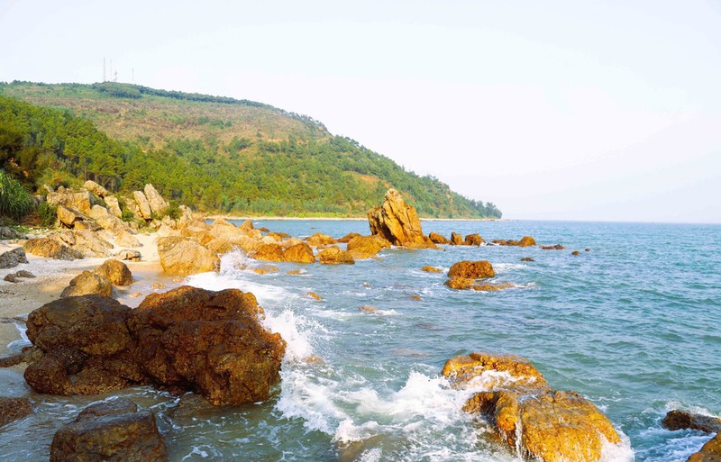 En la playa Quynh llama la atención un sistema de montañas rocosas formadas naturalmente. (Foto: VNA)