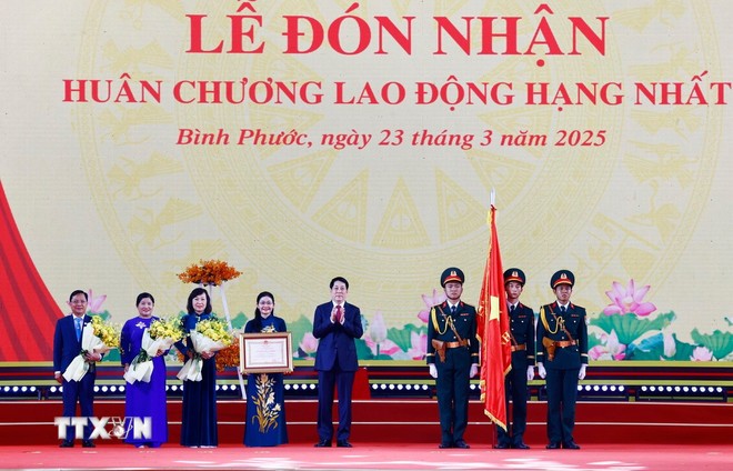 El presidente Luong Cuong entrega la Orden de Trabajo de primera clase al Comité partidista provincial, las autoridades y el pueblo de Binh Phuoc. (Foto: VNA)