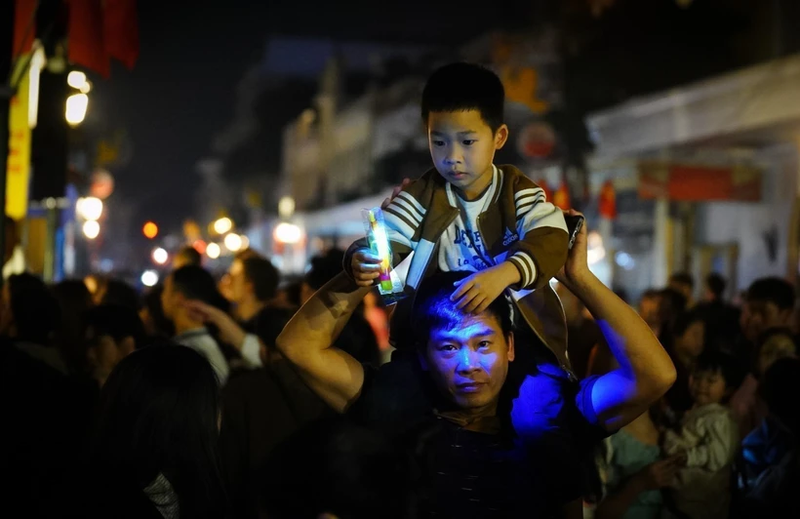 Responden a la Hora del Planeta 2025 en el centro comercial Trang Tien, distrito de Hoan Kiem, Hanói. (Foto: VNA)