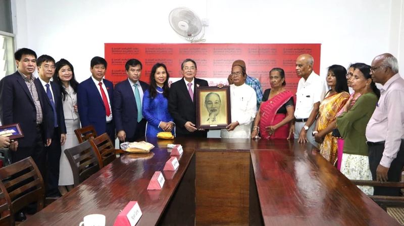 El vicepresidente de la Asamblea Nacional de Vietnam, Nguyen Duc Hai, se reunió con el gobernador de la Provincia Central de Sri Lanka, Sarath Abeykoon. (Foto: VNA)