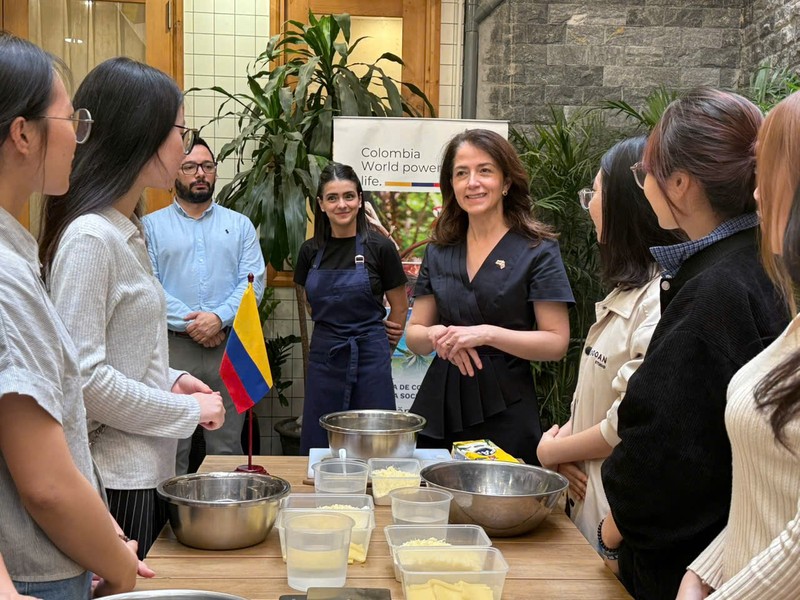 La embajadora de Colombia en Vietnam, Camila María Polo Florez (centro-derecha), habla sobre el significado de la arepa en la concina colombiana.