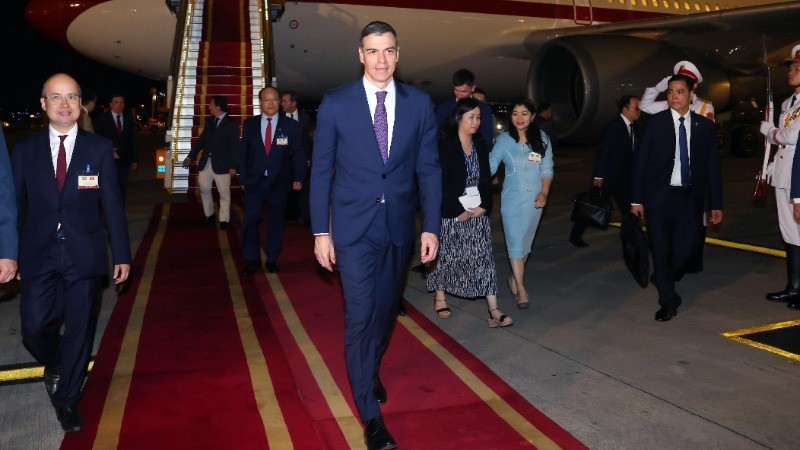 El presidente del Gobierno de España, Pedro Sánchez, llega a Hanói, iniciando una visita oficial a Vietnam. (Foto: Pham Kien/VNA)