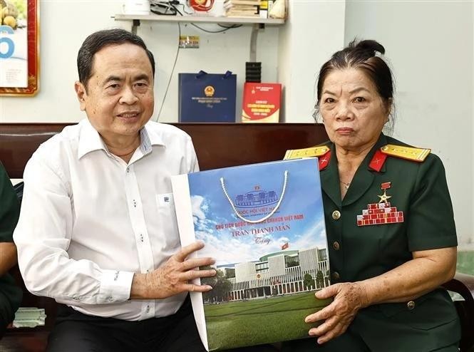 El presidente de la Asamblea Nacional de Vietnam, Tran Thanh Man, entrega obsequios a la Heroína de Fuerzas Armadas Populares de Vietnam Nguyen Thi Van. (Foto: VNA)