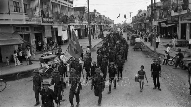 Las tropas liberan Ca Mau el 1 de mayo de 1975. (Foto: Hua Kiem/VNA)