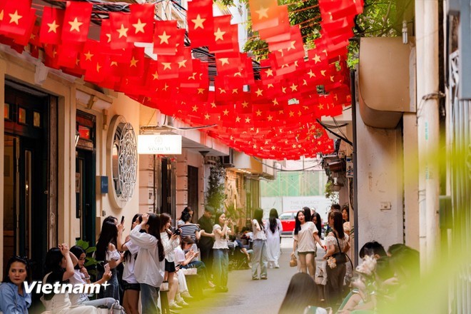 Los pequeños callejones, cubiertos de banderas, también se han convertido en lugares ideales para que los jóvenes hagan check-in. (Foto: VNA)