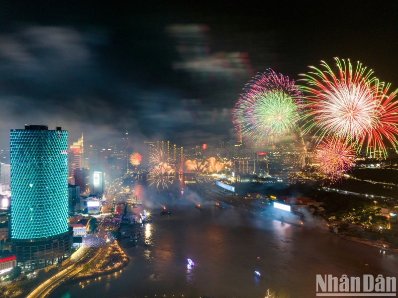 Exactamente a las 21:00 horas, se lanzan fuegos artificiales al cielo de Ciudad Ho Chi Minh para celebrar el 50º aniversario de la Liberación del Sur y el Día de la Reunificación Nacional.