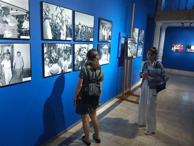 En la exposición fotográfica. (Foto: VNA)