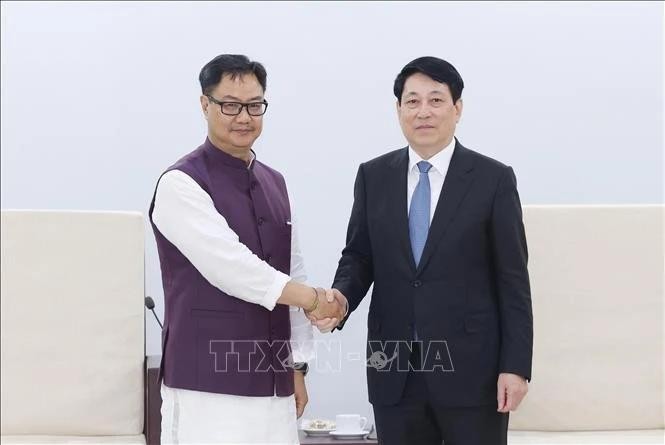 El presidente de Vietnam, Luong Cuong (derecha), recibe al ministro de Asuntos Parlamentarios y de Minorías de la India, Kiren Rijiju. (Foto: VNA)
