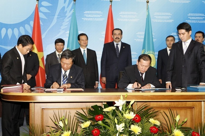 El primer ministro de Kazajistán, Karim Masimov, y su homólogo vietnamita, Nguyen Tan Dung, presenciaron la ceremonia de firma del acuerdo entre ambos gobiernos sobre las actividades laborales de los ciudadanos en cada país. (15 de septiembre de 2009). (Foto: VNA)