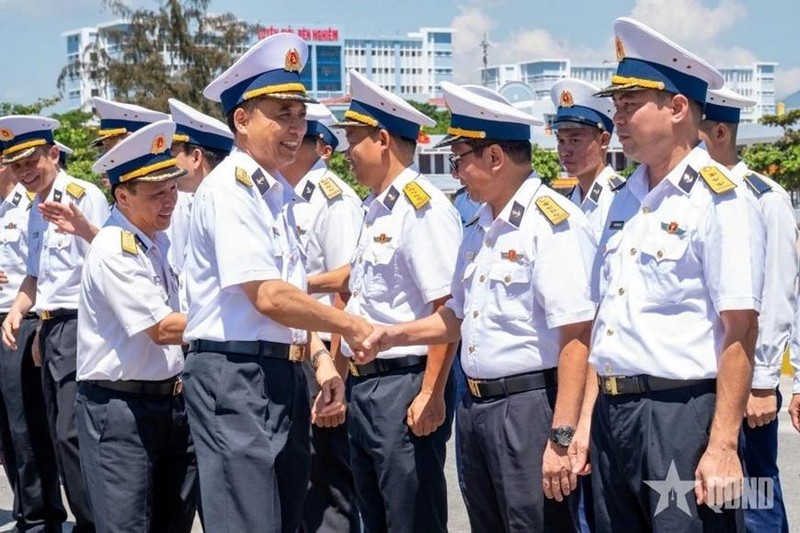La delegación está encabezada por el coronel Nguyen Dinh Giang, subdirector de la Academia Naval, e incluye oficiales, profesores y cadetes.(Foto: VNA)