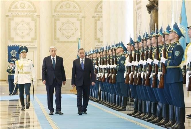 El presidente de Kazajistán, Kassym-Jomart Tokayev, y el ecretario general del Partido Comunista de Vietnam, To Lam, pasan revista a la guardia de honor. (Foto: VNA)