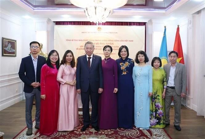 El secretario general del Partido Comunista de Vietnam, To Lam, se reúne con personal de la Embajada de Hanói en Astana. (Foto: VNA)