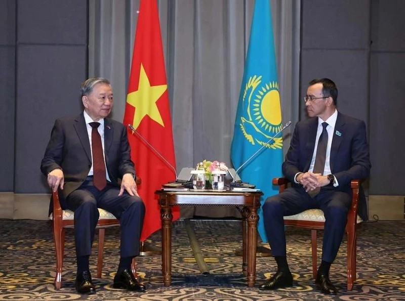 El secretario general del Partido Comunista de Vietnam, To Lam (izq.), se reúne con el presidente del Senado del Parlamento de Kazajistán, Maulen Ashimbaev. (Foto: VNA)