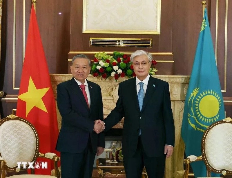 El presidente de Kazajistán, Kassym-Jomart Tokayev, y el secretario general del Partido Comunista de Vietnam, To Lam. (Foto: VNA)