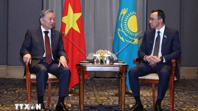 El secretario general del Partido Comunista de Vietnam, To Lam (izq.), se reúne con el presidente del Senado del Parlamento de Kazajistán, Maulen Ashimbaev (Foto: VNA)