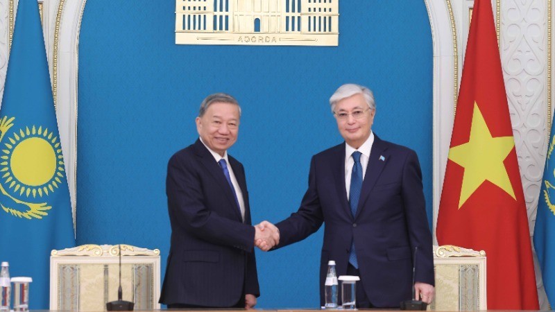 El secretario general del Partido Comunista de Vietnam (PCV), To Lam, y el presidente de Kazajistán, Kassym-Jomart Tokayev, adoptaron la Declaración Conjunta sobre el establecimiento de Asociación Estratégica bilateral. (Foto: VNA)