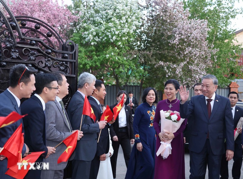 El secretario general del PCV, To Lam, y su esposa visitan la Embajada de Vietnam en Kazajistán. (Foto: Thong Nhat/VNA)