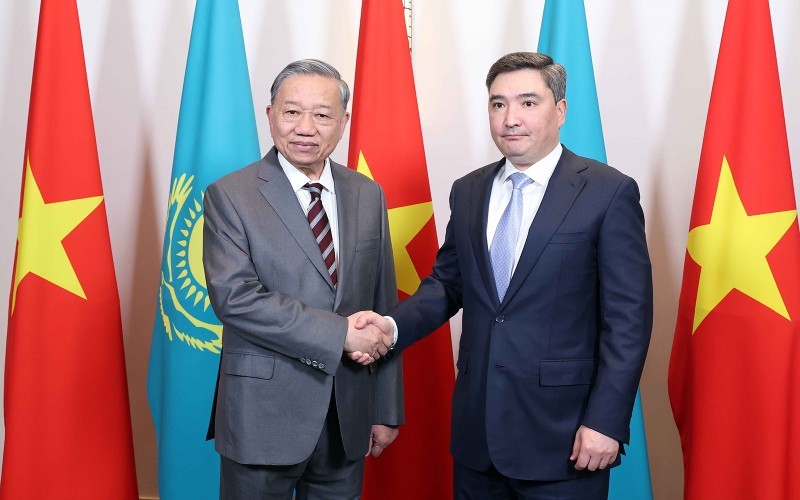 El secretario general del Partido Comunista de Vietnam, To Lam (izquierda), se reúne con el primer ministro kazajo, Olzhas Bektenov. (Foto: VNA)
