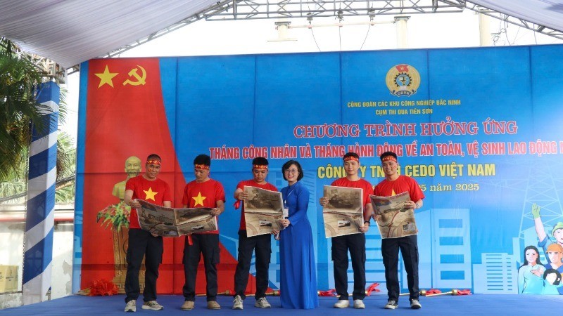 Publicación informativa especial de Nhan Dan llega a los trabajadores de Bac Ninh.