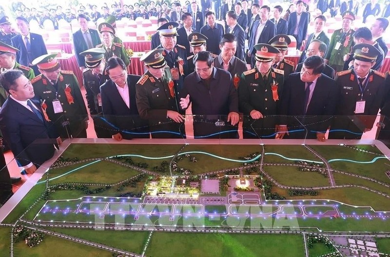 El primer ministro Pham Minh Chinh examina el esquema del aeropuerto internacional Gia Binh (Foto: VNA)