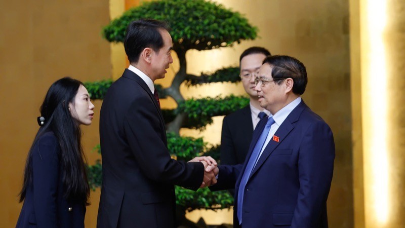 El primer ministro de Vietnam, Pham Minh Chinh, recibe al embajador de China en Vietnam, He Wei. (Foto: VNA)