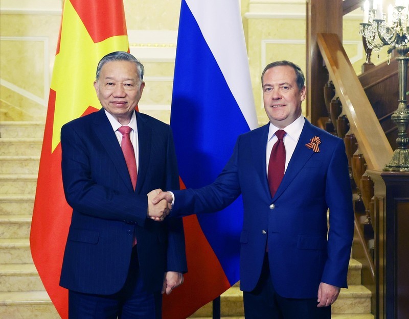 El secretario general del Partido Comunista de Vietnam (PCV), To Lam, y Dmitry Medvédev, presidente del partido Rusia Unida y vicepresidente del Consejo de Seguridad de la Federación Rusa. (Foto: VNA)