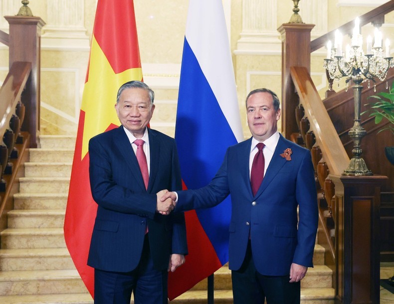 El secretario general del Partido Comunista de Vietnam, To Lam (Izq), y Dmitry Medvedev, presidente del partido Rusia Unida y vicepresidente del Consejo de Seguridad de la Federación de Rusia.