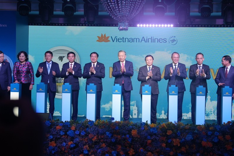 El secretario general del Partido Comunista de Vietnam, To Lam, y otros delegados ofician la ceremonia para anunciar la ruta aérea directa Hanói-Moscú de Vietnam Airlines. (Foto: Nhan Dan)