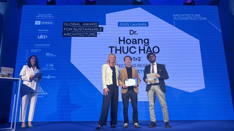 El arquitecto Hoang Thuc Hao (centro) recibe el Premio Global de Arquitectura Sostenible 2025. (Foto: Asociación de Arquitectos de Vietnam)