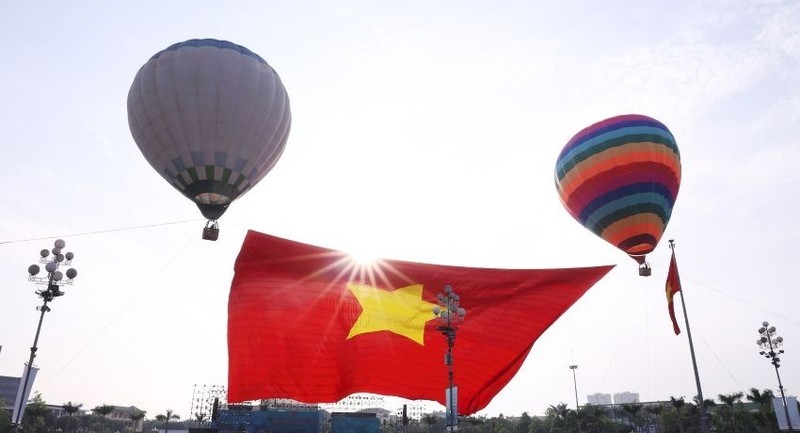 La bandera nacional con una superficie de 2.025 metros cuadrados ondea en el cielo de la ciudad de Vinh.