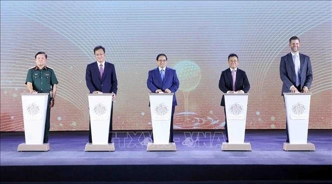El primer ministro de Vietnam, Pham Minh Chinh (centro), y los delegados inauguran el proyecto Trump International Hung Yen. (Foto: VNA)