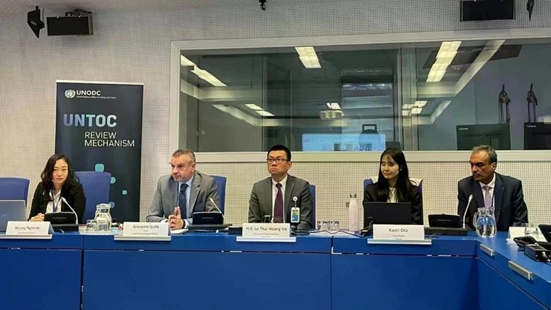 El embajador Vu Le Thai Hoang y delegados participantes en el seminario. (Foto: VNA)