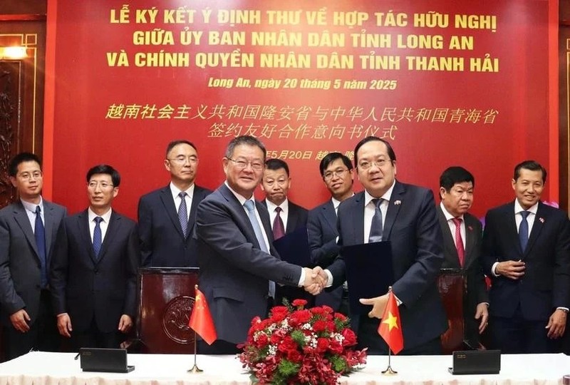 En la firrma de la Carta de Intención (CDI) entre Long An y Qinghai para establecer lazos de amistad entre ambas localidades. (Foto: VNA)