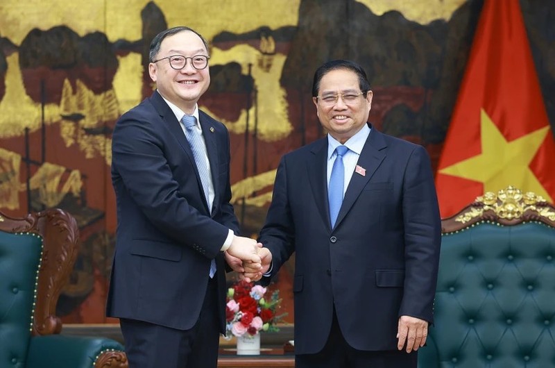 El primer ministro de Vietnam, Pham Minh Chinh (derecha) recibe a Chou Jia Yi, presidente para la región Asia-Pacífico del Grupo PowerChina. (Foto: VNA)