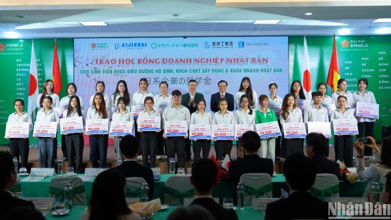 Estudiantes destacados de la Universidad Dong A reciben becas. 