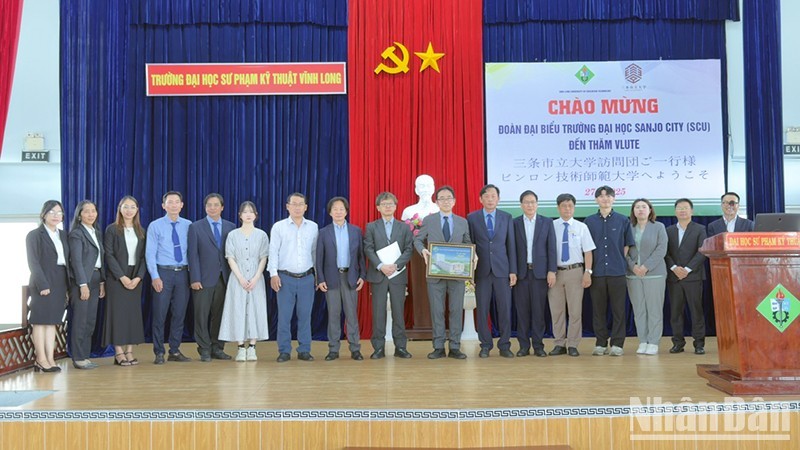 Los dirigentes del Servicio de Educación y Formación de la provincia de Vinh Long posan para una foto con los representantes de las dos universidades.