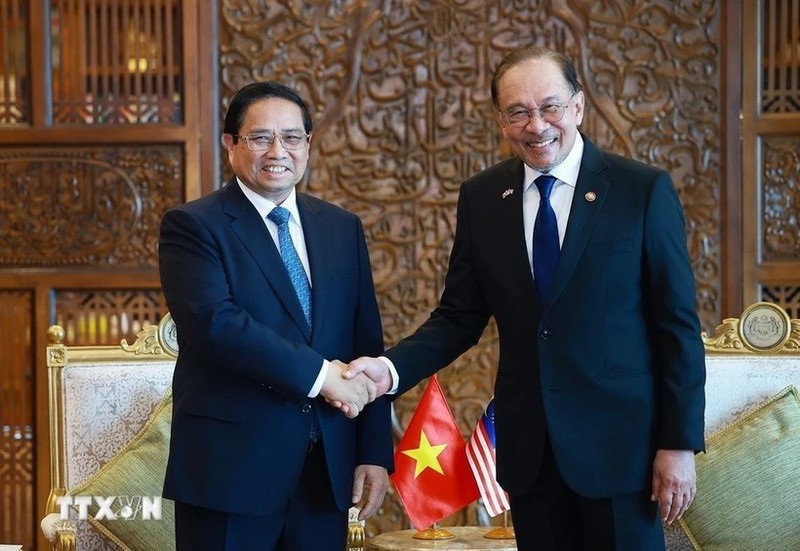 El primer ministro de Vietnam, Pham Minh Chinh (izquierda), y su homólogo malasio, Anwar Ibrahim. (Foto: VNA)
