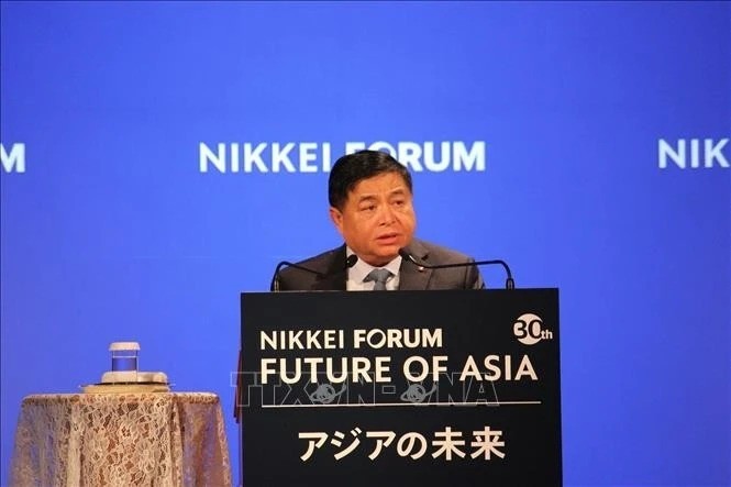 El viceprimer ministro de Vietnam, Nguyen Chi Dung, habla en la 30ª edición del Foro Nikkei "El Futuro de Asia". (Foto: VNA)