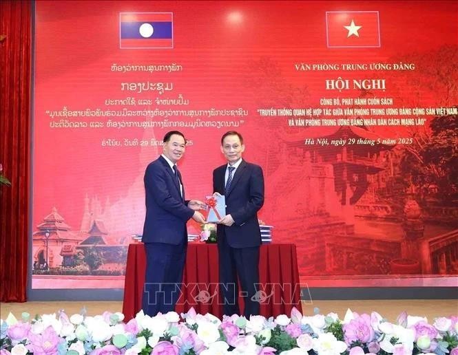 El secretario del Comité Central del PCV y jefe de su Oficina, Le Hoai Trung (derecha), y su similar del PPRL, Thongsalith Mangnomek. (Foto: VNA)