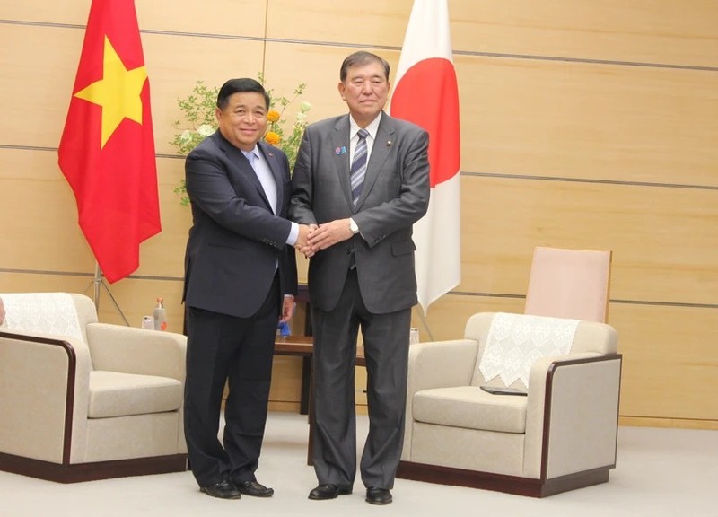 El viceprimer ministro vietnamita Nguyen Chi Dung se reunió con el primer ministro de Japón, Ishiba Shigeru. (Foto: VNA)