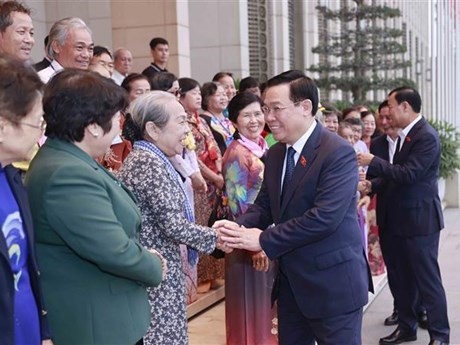 El presidente de la Asamblea Nacional de Vietnam, Vuong Dinh Hue, saluda a los delegados (Foto: VNA)