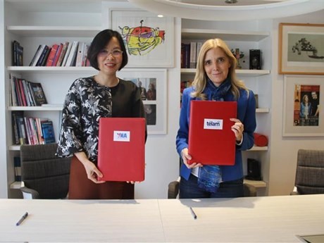 La directora general de la Agencia Vietnamita de Noticias (VNA), Vu Viet Trang, y la presidenta de la entidad similar de Argentina (Télam), Bernarda Llorente (Foto: VNA)