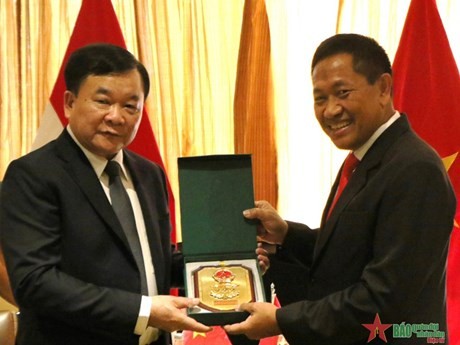 Hoang Xuan Chien (izquierda), viceministro de Defensa de Vietnam, y Donny Ermawan, secretario general del Ministerio de Defensa de Indonesia (Foto: qdnd.vn)